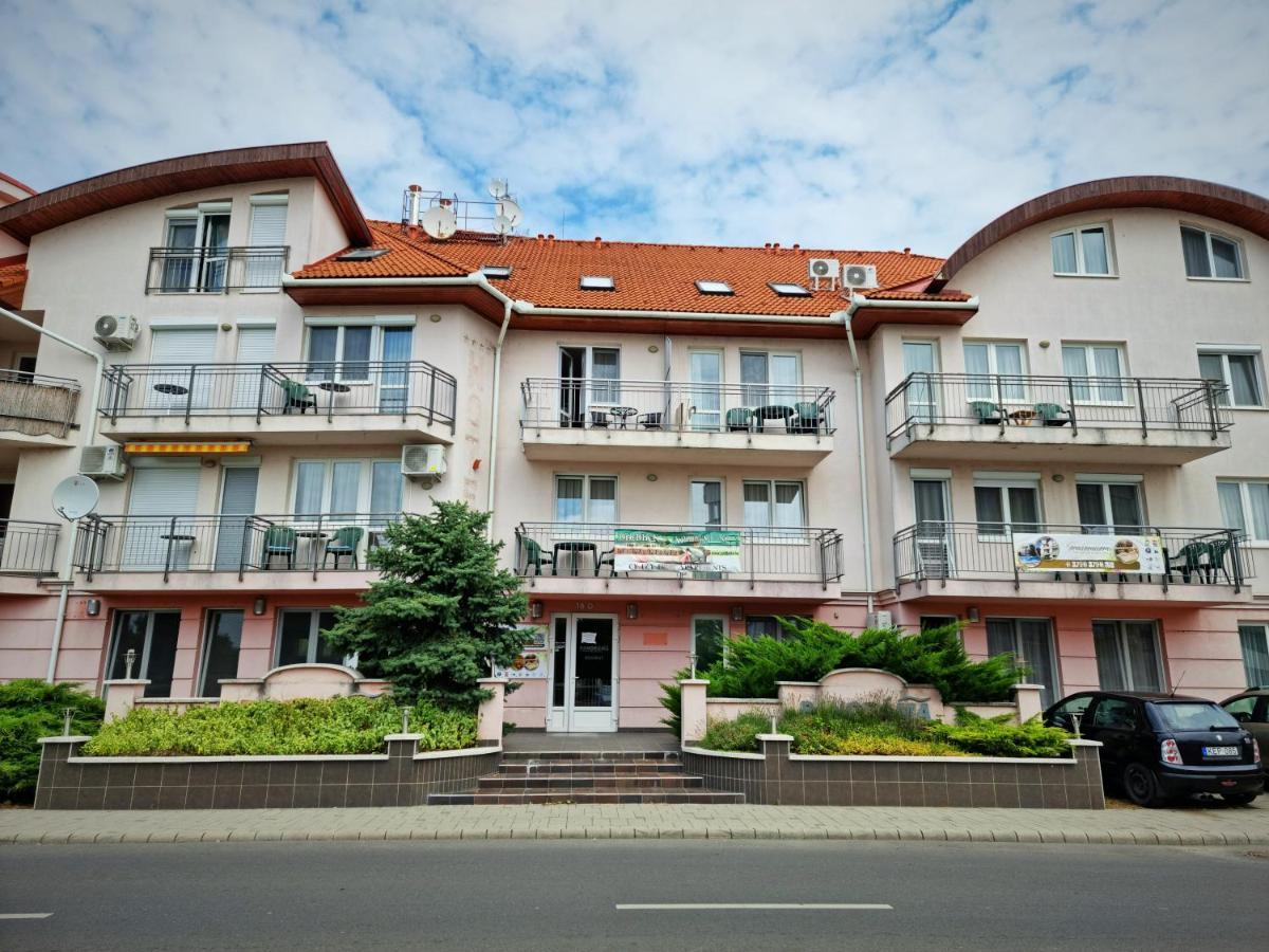 Relax Wellness Apartman Hajduszoboszlo Exterior photo