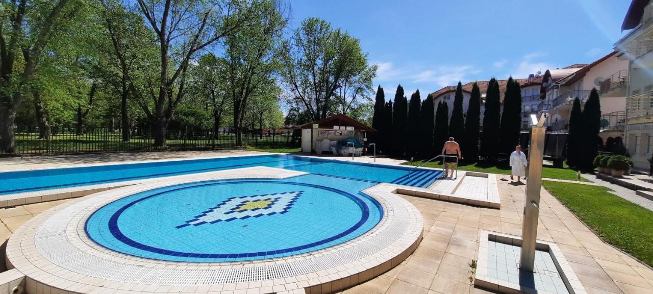 Relax Wellness Apartman Hajduszoboszlo Exterior photo